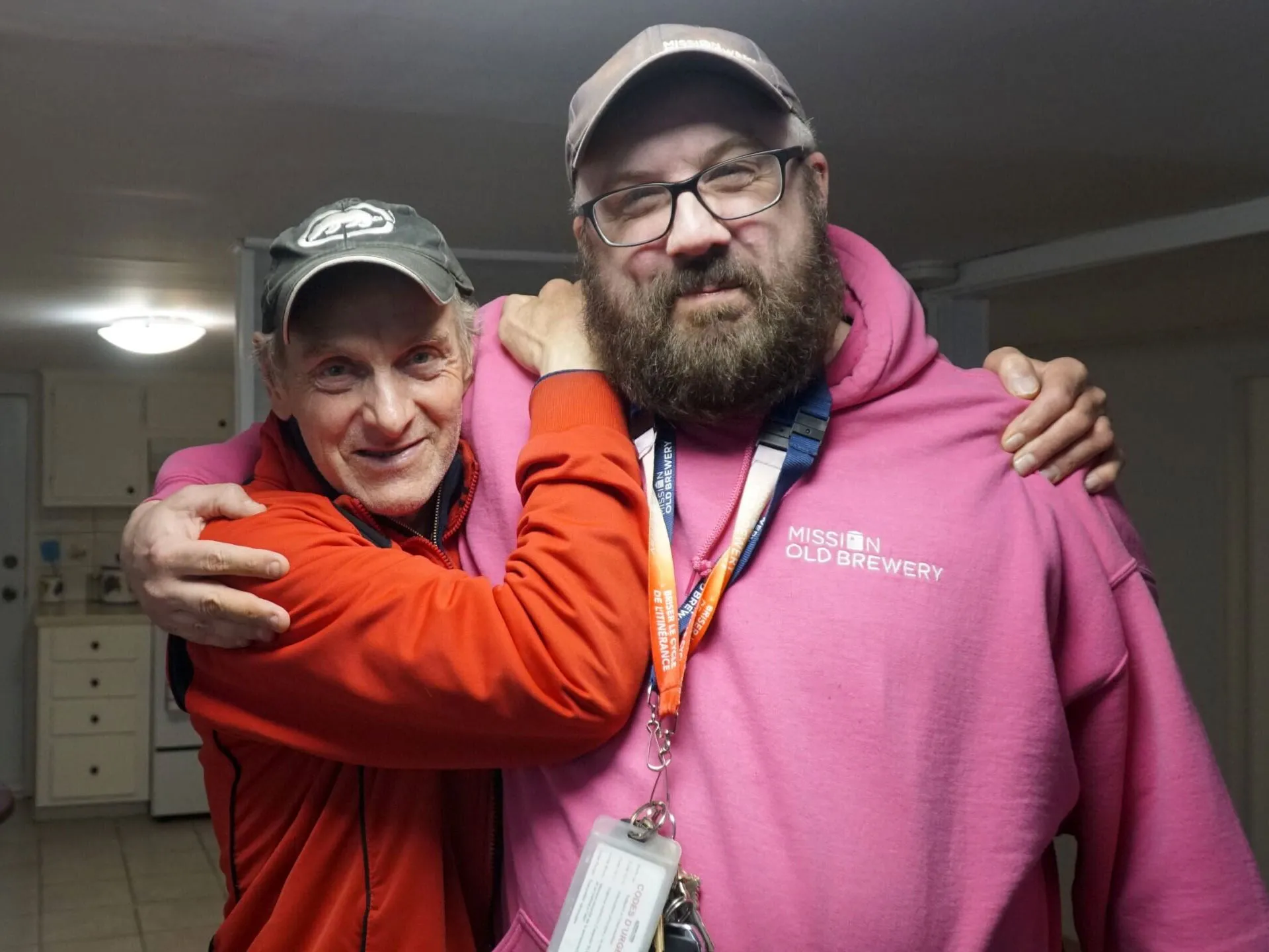 Photo Conrad et Nicholas Singcaster, intervenant au suivi psychosocial à bord de la clinique mobile, dans le nouveau logement de Conrad.