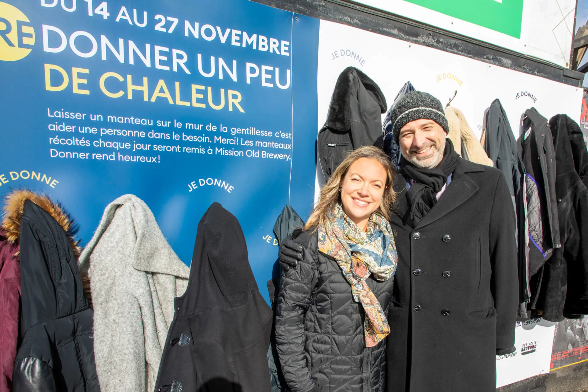 Marie-Pier Therrien and Eric St-Arnaud in front of a Mur de la gentillesse.