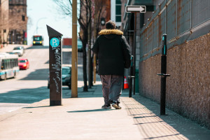Hommes marchant dans une rue de Montréal.