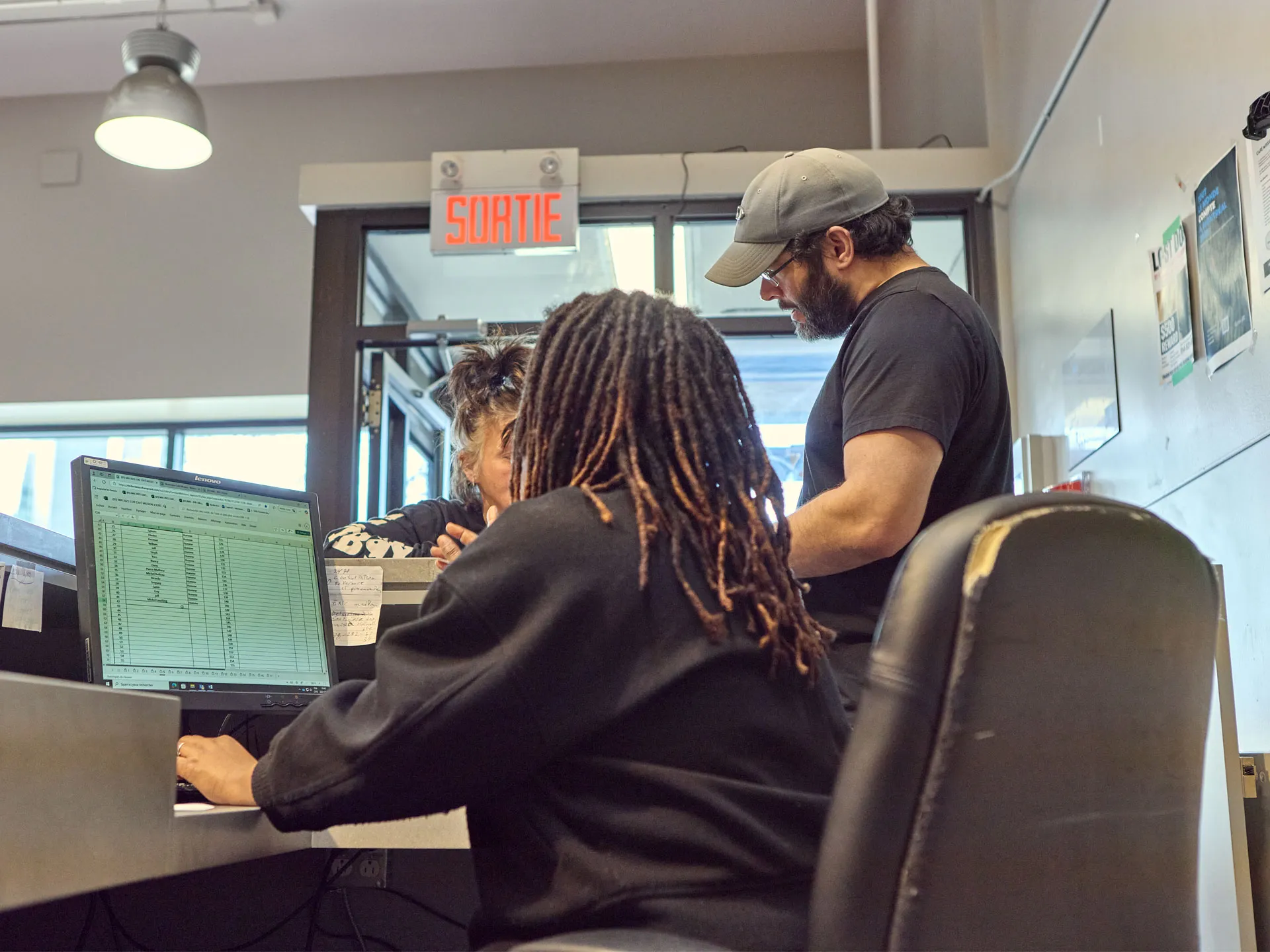 Photo de deux intervenants au Café Mission de la Mission Old Brewery.
