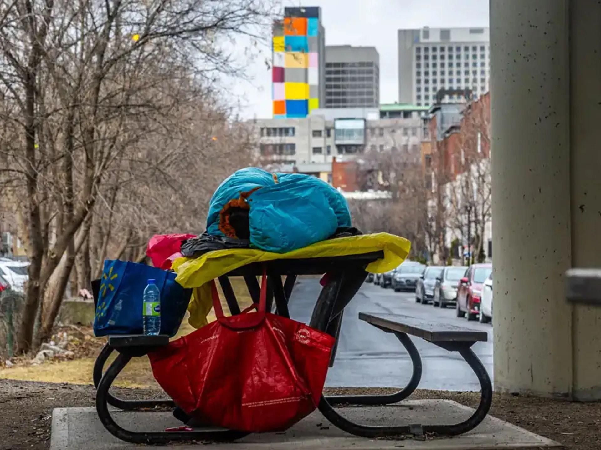 Sacs divers sur une table à piquenique. Photo de Martin Tremblay, archives de La Presse