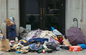 Photo by Valérian Mazataud of Le Devoir showing a makeshift camp in front of a building entrance.