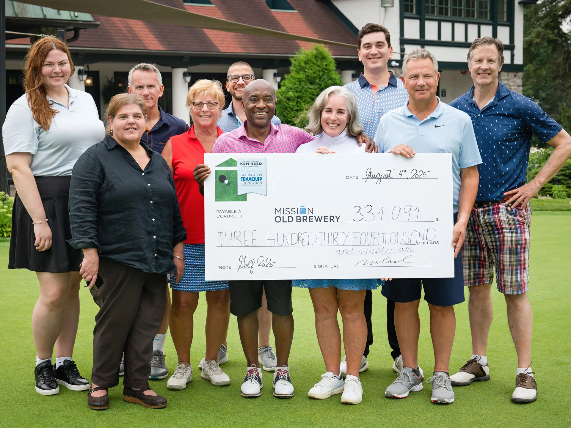 Photo de groupe prise lors de la 22e édition du Tournoi de golf Ken Reed.