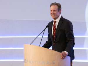 Photo de James Hughes, président et chef de la direction de la Mission Old Brewery, à l'Assemblée nationale lors de la remise de sa Médaille d'honneur.