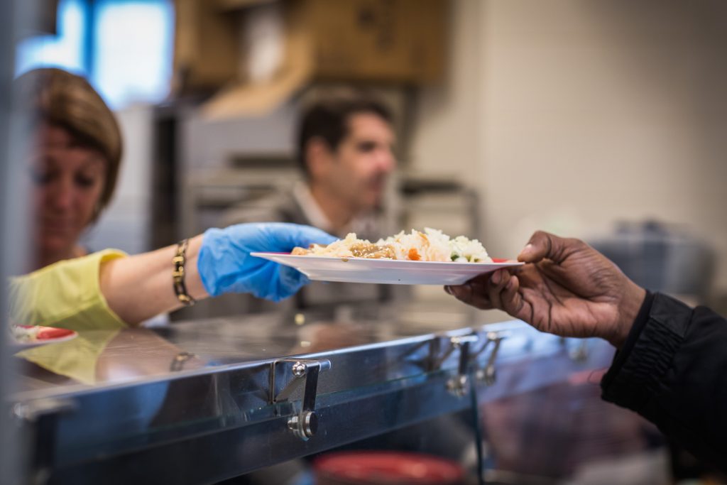 servir des repas chauds aux personnes sans-abri