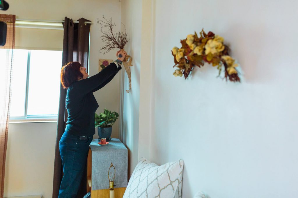 femme décorant un appartement