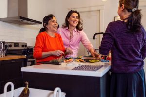 trois femmes qui rigolent dans une cuisine