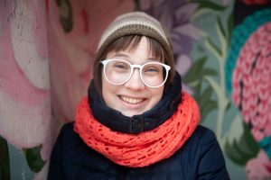 jeune femme avec lunettes blanches et vêtements d'hiver