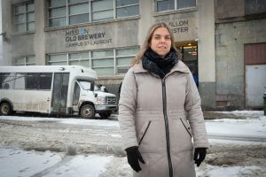 femmes dehors quand il neige