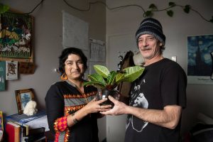 une femme et un homme qui tiennent une plante