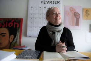 femme souriante dans un bureau